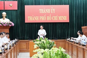 市委书记阮文年在市肃贪反腐指委会会议上致词。