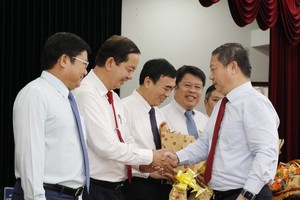 市人委会副主席杨英德祝贺各合作单位。（图：吴平）