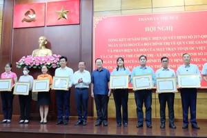 在党与地方政府建设工作采纳人民意见