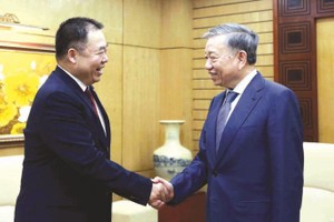 公安部长苏霖大将接见中国人民武装警察部队参谋长周建国。（图：越通社）