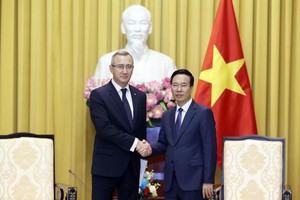 国家主席接见俄罗斯卡卢加州长