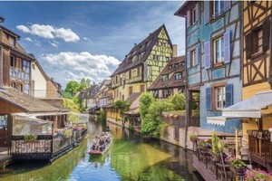 科尔马是一座被鲜花包裹着的欧洲小镇。从桥上可以看到以前船夫和洗衣店在水中的倒影，景色非常漂亮。