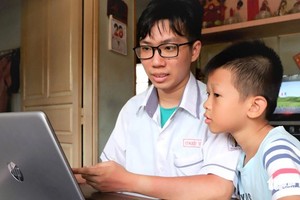 除曾基业使用由小叔赠予侄子的电脑指导弟弟学习电脑科。