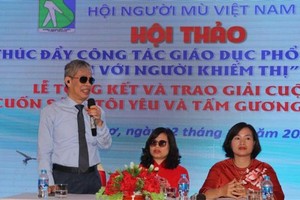 越南视障者协会常务副主席丁春松在研讨会上发言