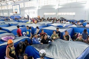 当地时间11月21日，菲律宾北萨马省受灾民众被转移至一处临时避难场所。(北萨马省信息办公室供图)