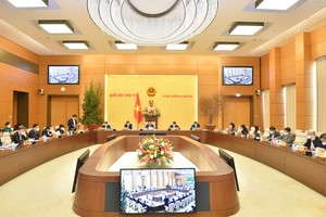  我国国会一直彻底地实施民主集中原则。图：国会常务委员会集体于2023年11月17日开会对若干重要内容提意见。