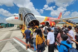 乘客徒步登机。（示意图：互联网）