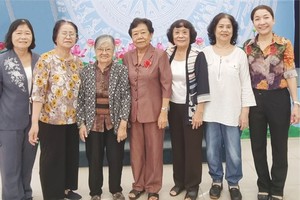 该俱乐部主任李金梅(右四)与妇联会、俱乐部骨干干部合照。