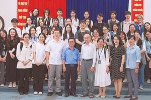 文学系优秀生观摩团与本报员工合影。