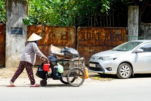劳动者在正午烈日当空下谋生（图片拍摄于第十一郡宋文真街）。