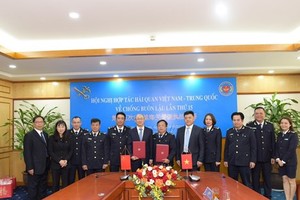 两国代表团合影。（图：thoibaotaichinhvietnam.vn）