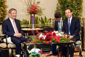 市委书记阮文年与中国商务部长王文涛交谈。