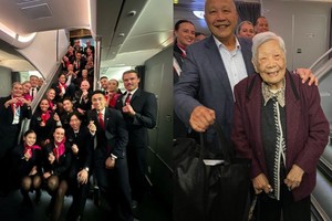 百岁婆婆搭澳航获机组职员欢呼与送礼