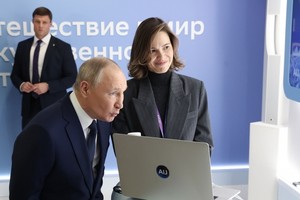 当地时间11月24日，俄罗斯总统普京（左 ）在“2023年人工智能之旅”会议上参观展览。（图：互联网）