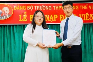 第一郡梁世荣高中学校党部为学生举行入党仪式。