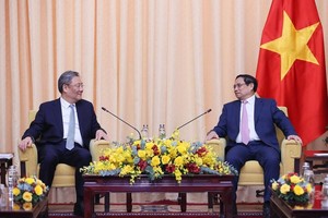 政府总理范明政（右）与中国商务部长王文涛交谈。（图：越通社）