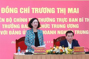 中央组织部长张氏梅（左）在会议上发表讲话。（图：越通社）