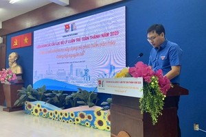 共青团本市市委副书记张明雀元在会上致词。（图：胡舒）