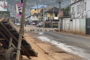 这是11月26日在塞拉利昂弗里敦拍摄的街道。（图：越通社）