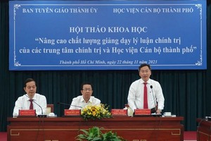 市干部学院经理阮晋发副教授、博士在研讨会上致词。