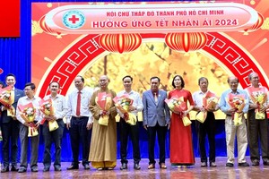 市委副书记、市红十字会名誉主席阮胡海与市红十字会主席陈长山向各认捐2024年“人爱之春”的单位赠送感谢鲜花。