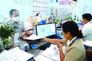 民众、企业在市劳动与荣军社会厅办理行政手续。