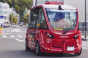 在岐阜市中心运行的自动驾驶巴士。（图：共同社）