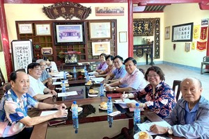 各单位商讨慈善挥春活动筹备工作。