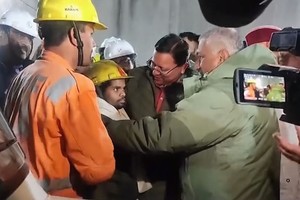 印度隧道坍塌事故被困 41 工人全部获救