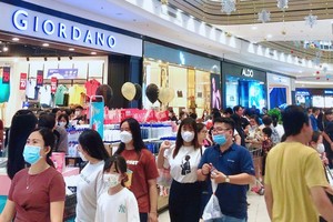 平新郡Aeon购物中心各促销活动吸引顾客。