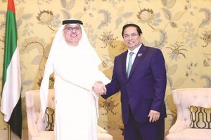 越南政府总理范明政会见了阿联酋人力资源和本地化部部长阿卜杜拉赫曼‧安瓦尔。（图：越通社）