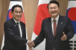 日本首相岸田文雄（左）与韩国总统尹锡悦。（图：AP）