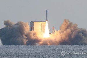 12月4日，在济州西归浦市近海，韩军自主研发的固体燃料火箭第三次试射成功。图为试射现场。（图：韩联社） 