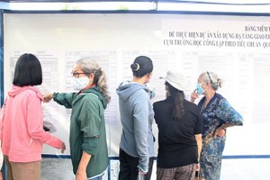 当地居民前来新平郡人委会了解所公开发布的公共工程用地建设学校项目之资讯。（图：芳苑）