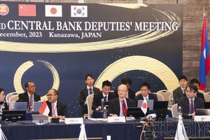 12月6日，日本财务官神田真人（前排右二）在东盟与日中韩会议上发言。（图：共同社）