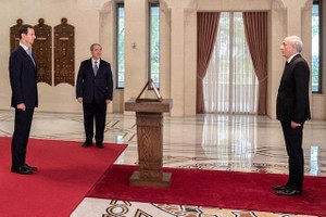 当地时间12月6日，叙利亚大马士革，叙利亚新任驻沙特大使艾曼·苏桑（右）宣誓就职。（图：互联网）