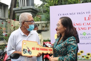 市领导赠送谋生工具给贫困者脱贫。（图：黎永）