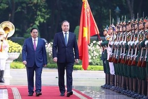 越南政府总理与白俄罗斯总理举行会谈