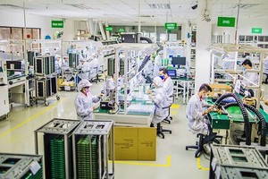 平阳省优先吸引高科技、先进和环境友善产业和领域的投资。图为：东西工业(越南)有限公司（East West Industries）的电子元件生产活动。（图：平阳报）