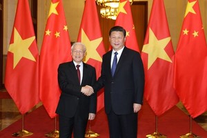 党中央总书记阮富仲（左）与中共中央总书记、国家主席习近平。（图：越通社）