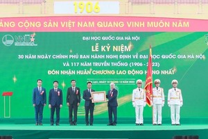 受国家主席的委托，越南祖国阵线中央委员会主席杜文战向河内国立大学授予一等劳动勋章。