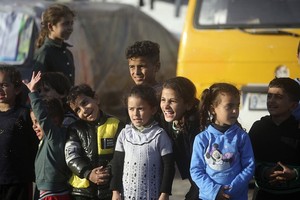 流离失所的巴勒斯坦儿童在联合国营运的学校栖身，他们在拉法一个难民营观看表演。（图：AP） 