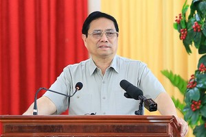 政府总理范明政在接触会上回答选民的提问。（图：VGP）