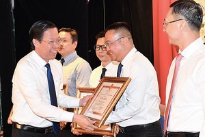 市人委会主席潘文迈向取得出色成绩的集体与个人颁赠奖状。（图：越勇）