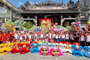 威龙体育会龙狮团点睛开光庆典