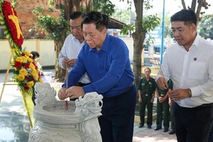 中央宣教部长阮仲义（中）在西宁省第4军第9师烈士纪念馆前上香献花，表达崇高追思及敬意。（图：越通社）