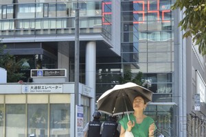 图为8月24日上午气温飙升的札幌市市区。（图：共同社）