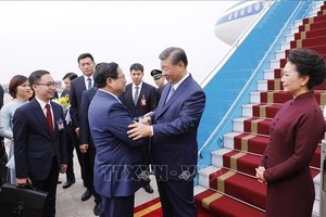 党中央政治局委员、政府总理范明政欢迎习近平总书记和夫人。