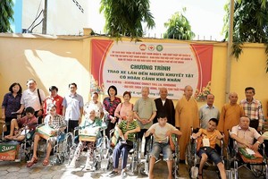 各单位代表向残疾人士捐赠轮椅。