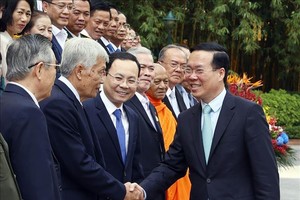 国家主席与芹苴市先进模范会晤